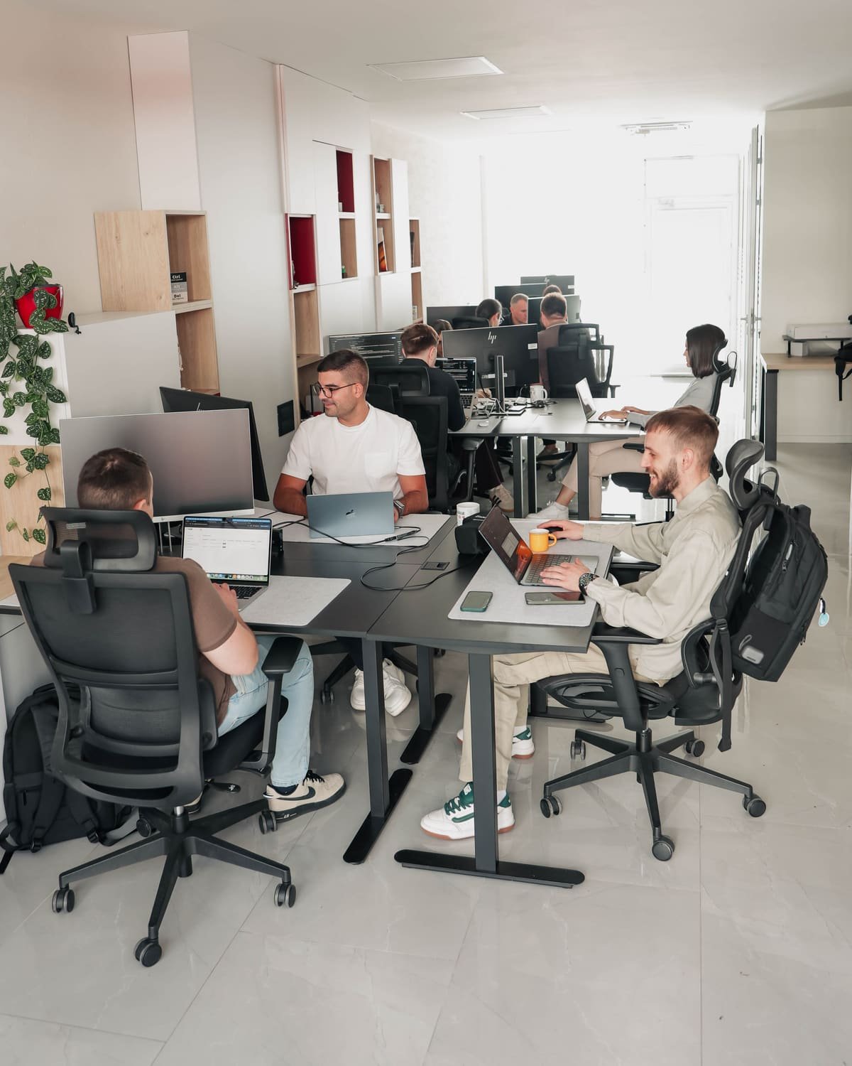 La oficina diáfana de TekPiq en Istočno Sarajevo, con ingenieros trabajando en sus puestos