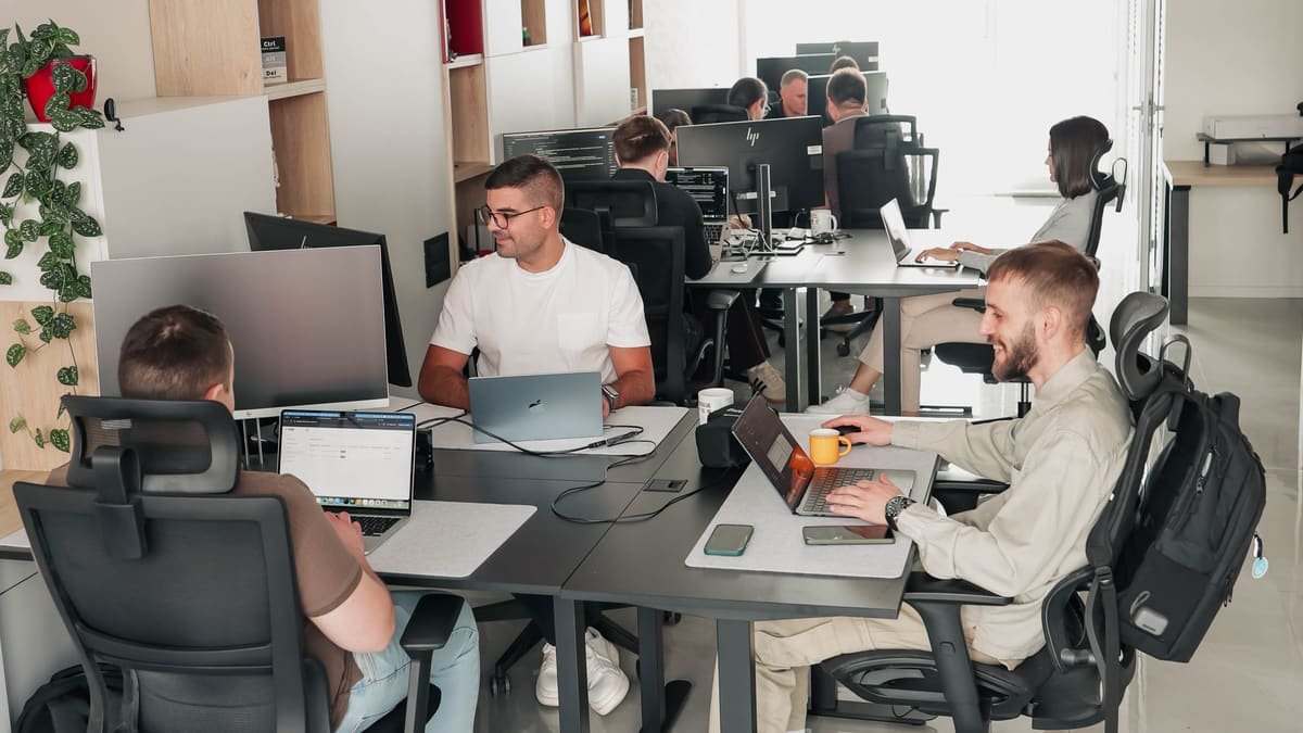 La planta de la oficina de TekPiq en Istočno Sarajevo, con ingenieros trabajando en sus puestos