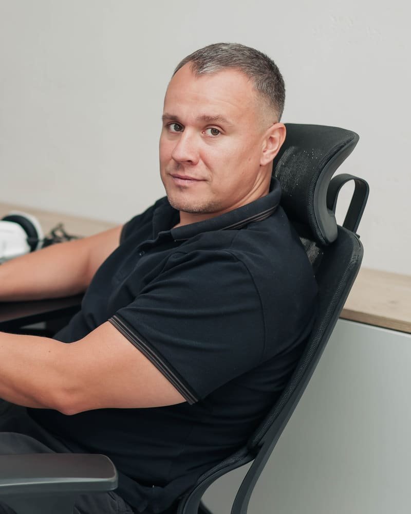 Ein Mitglied des TekPiq-Teams am Schreibtisch