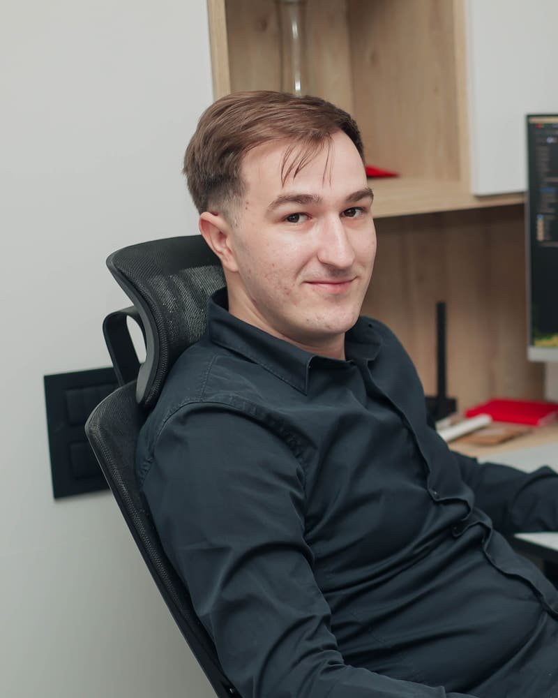 Ein Mitglied des TekPiq-Teams am Schreibtisch