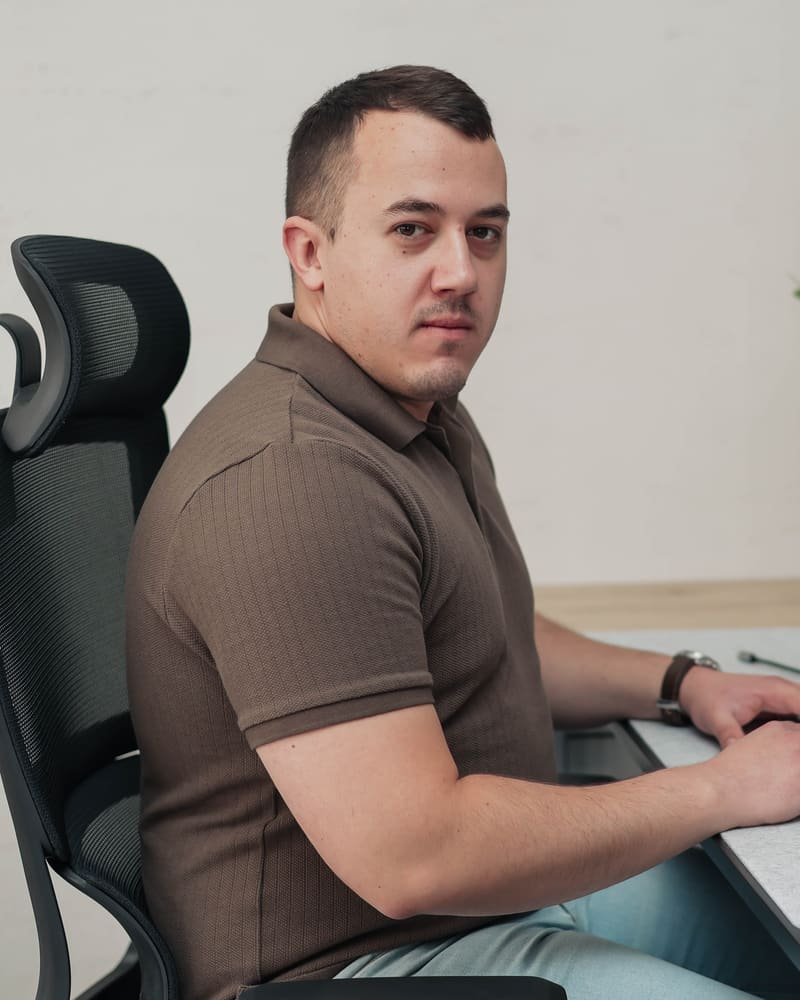En medlem av TekPiqs team vid sitt skrivbord