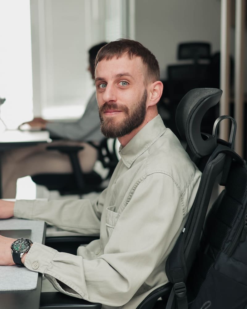 Ein Mitglied des TekPiq-Teams am Schreibtisch