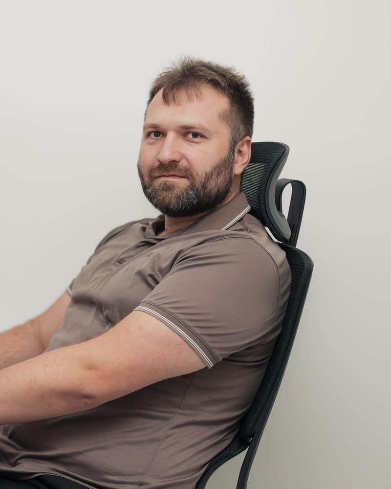 Ein Mitglied des TekPiq-Teams am Schreibtisch