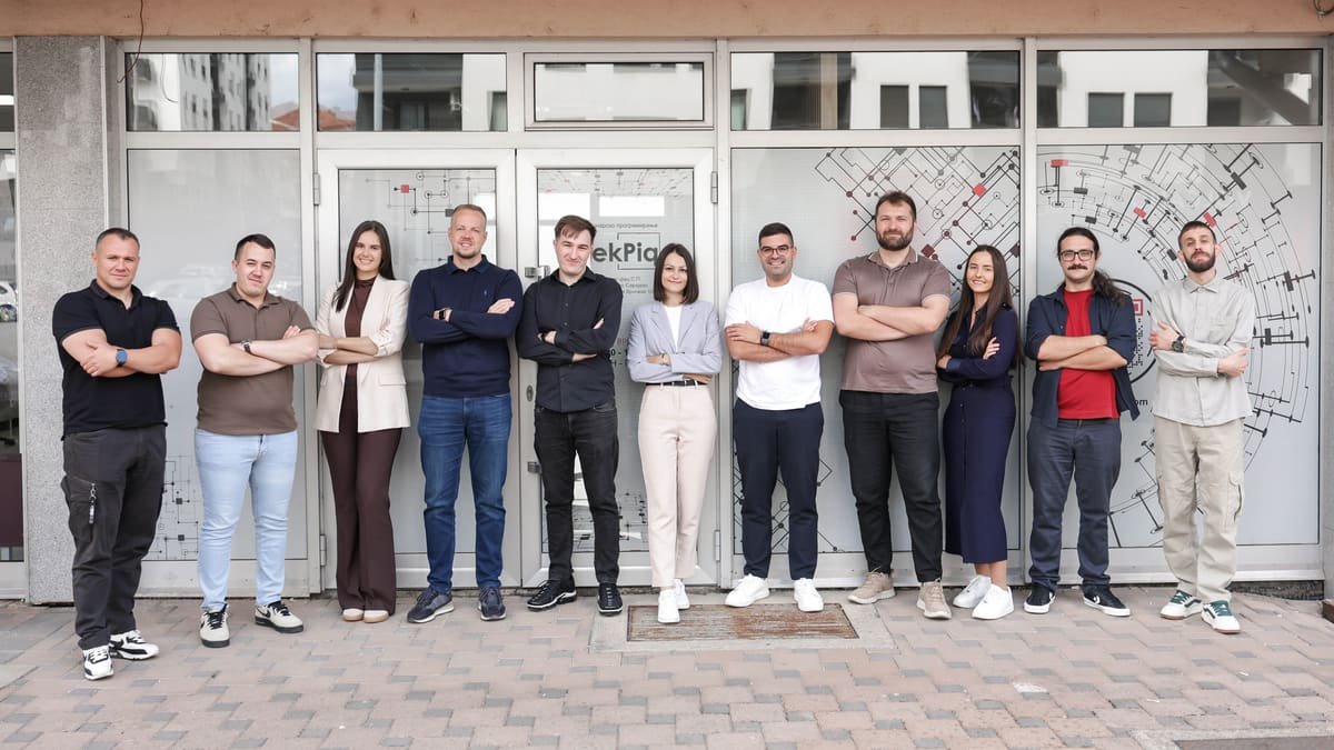 En del av TekPiq-teamet utanför företagets kontor i Istočno Sarajevo, Bosnien och Hercegovina
